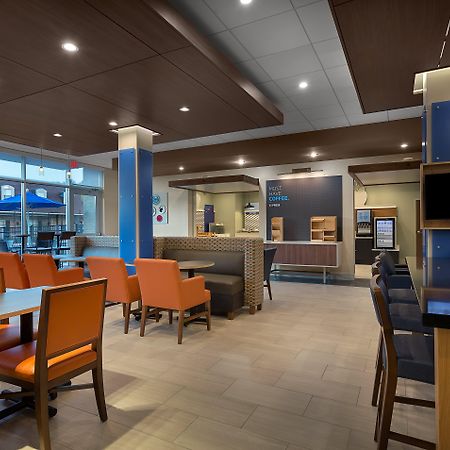 Holiday Inn Express & Suites - Fayetteville South By Ihg Екстериор снимка