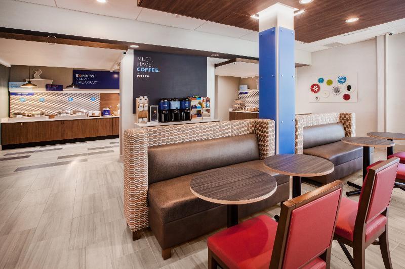 Holiday Inn Express & Suites - Fayetteville South By Ihg Екстериор снимка