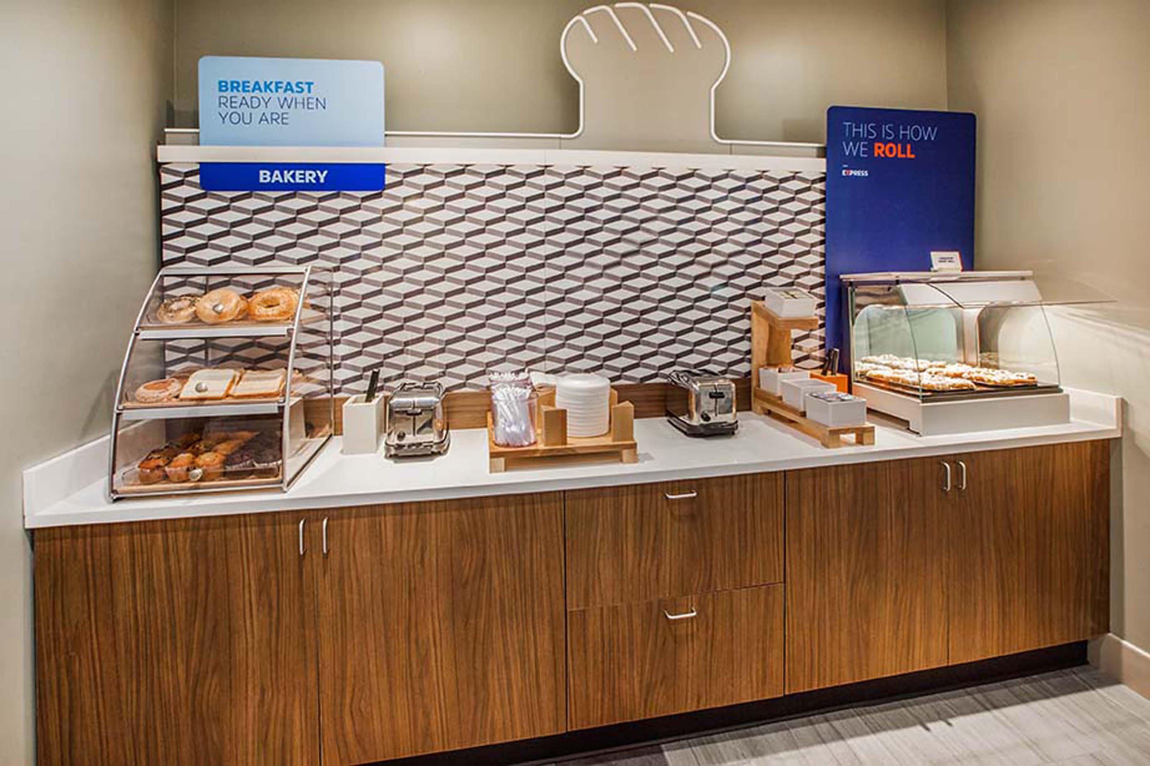Holiday Inn Express & Suites - Fayetteville South By Ihg Екстериор снимка
