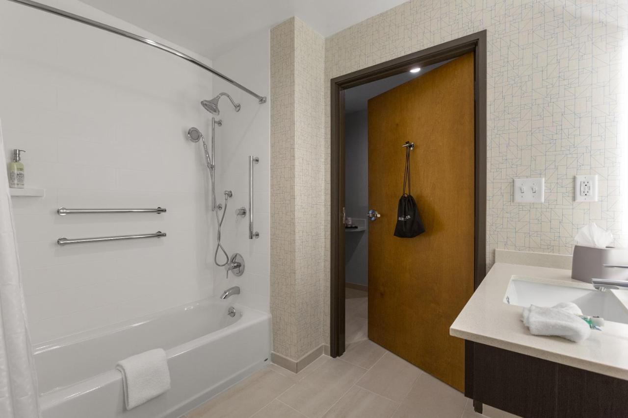 Holiday Inn Express & Suites - Fayetteville South By Ihg Стая снимка